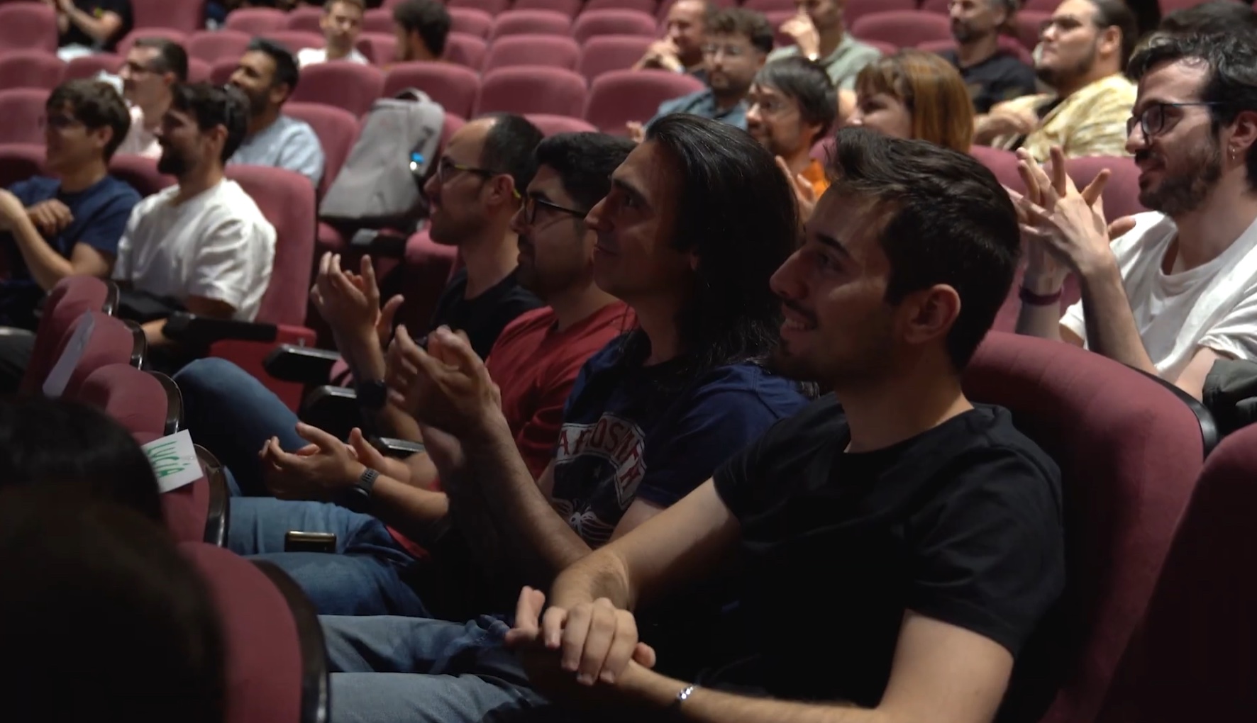 Público aplaudiendo en el auditorio de DevFest