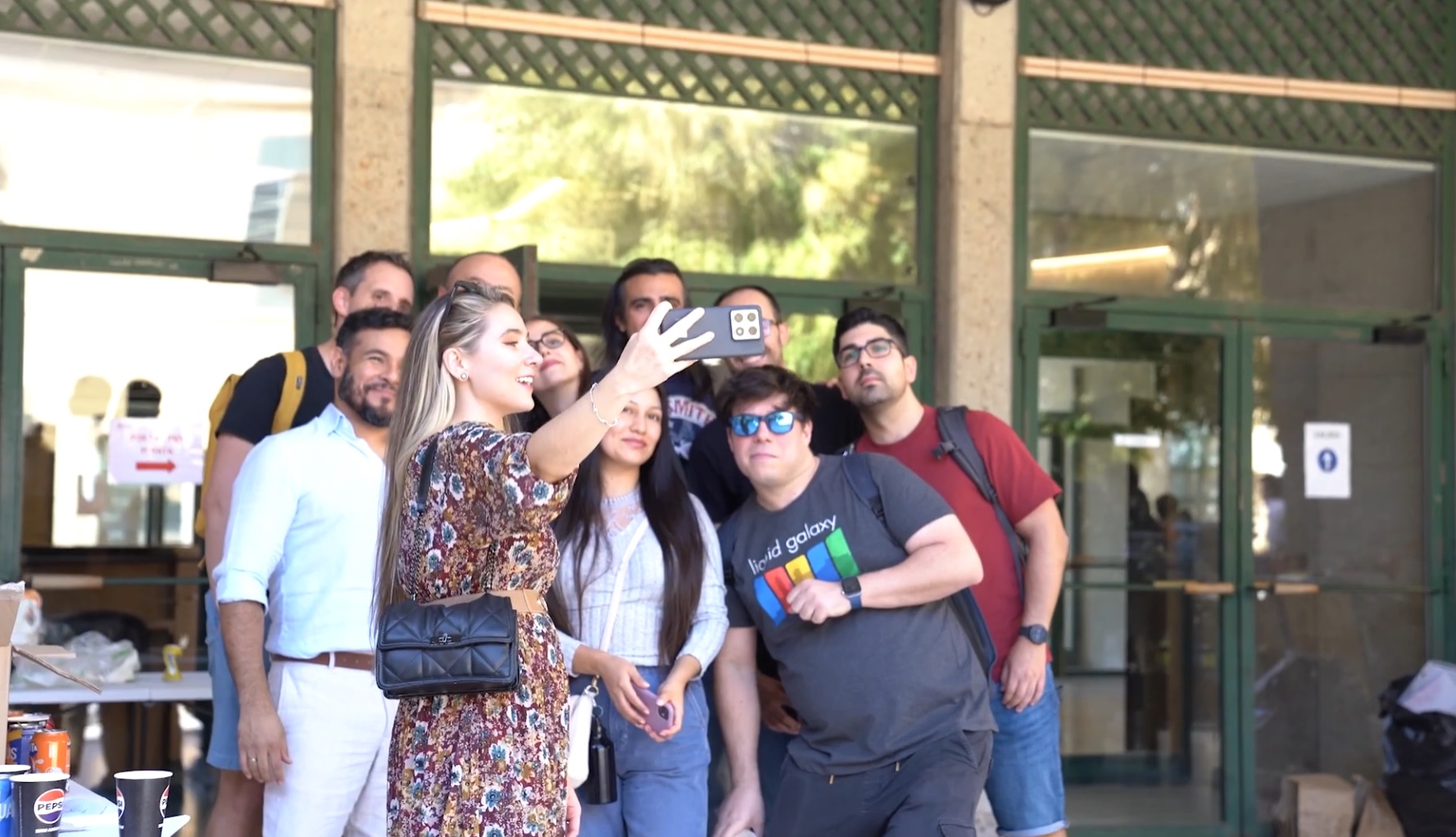 Asistentes de DevFest haciéndose una foto juntos